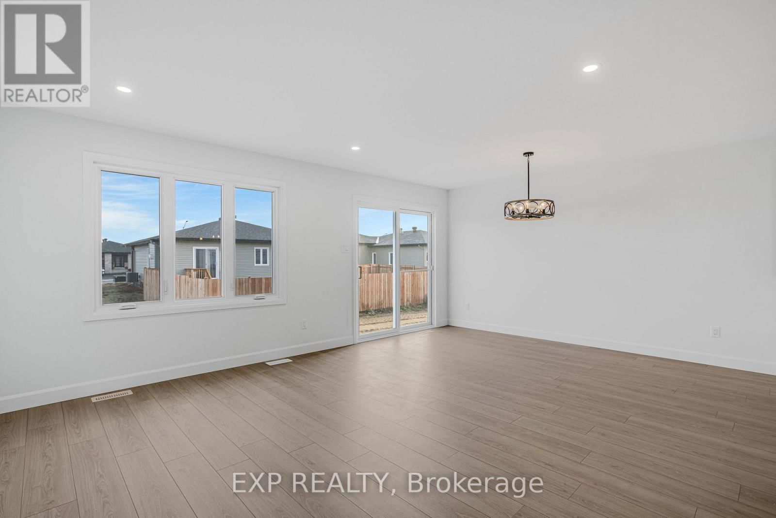 347 HAZEL CRESCENT Image 14