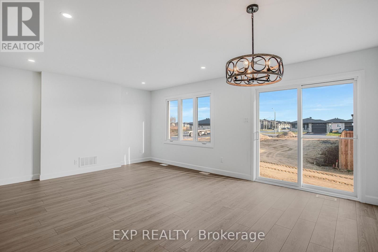 347 HAZEL CRESCENT Image 16