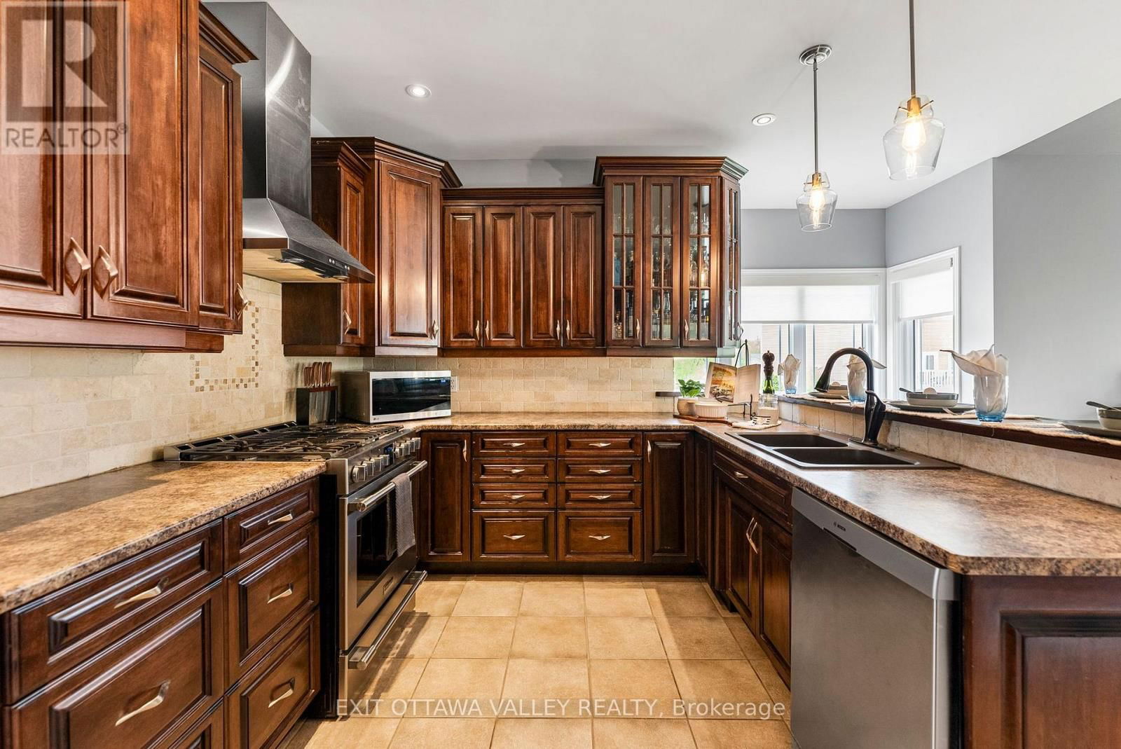 34 LAKERIDGE TRAIL Image 14