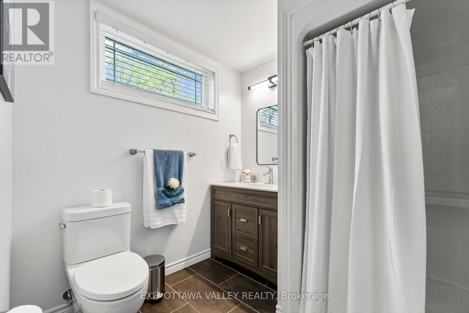 34 LAKERIDGE TRAIL Image 24