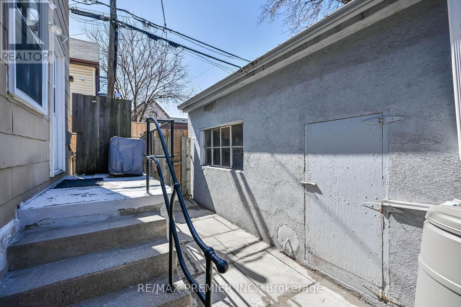 53 DOUGLAS AVENUE Image 19