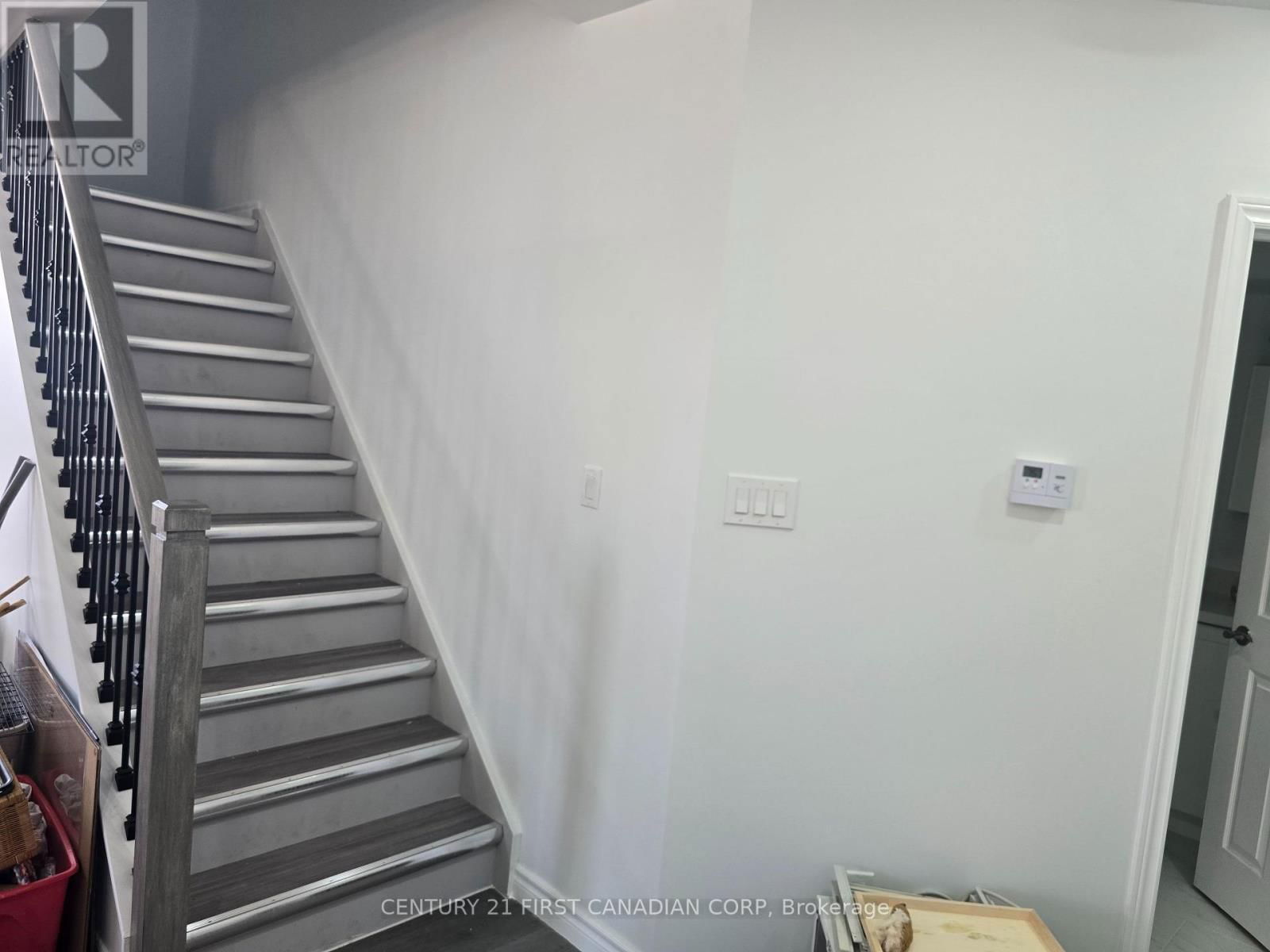 Upper - 387 MAITLAND STREET Image 13