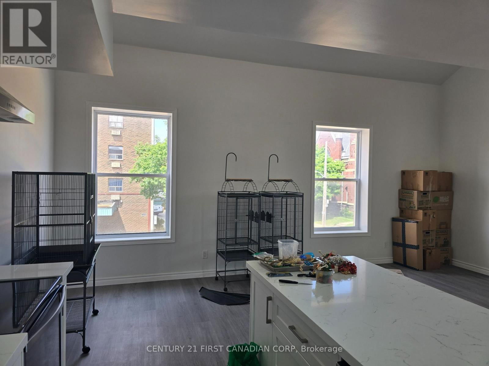 Upper - 387 MAITLAND STREET Image 2