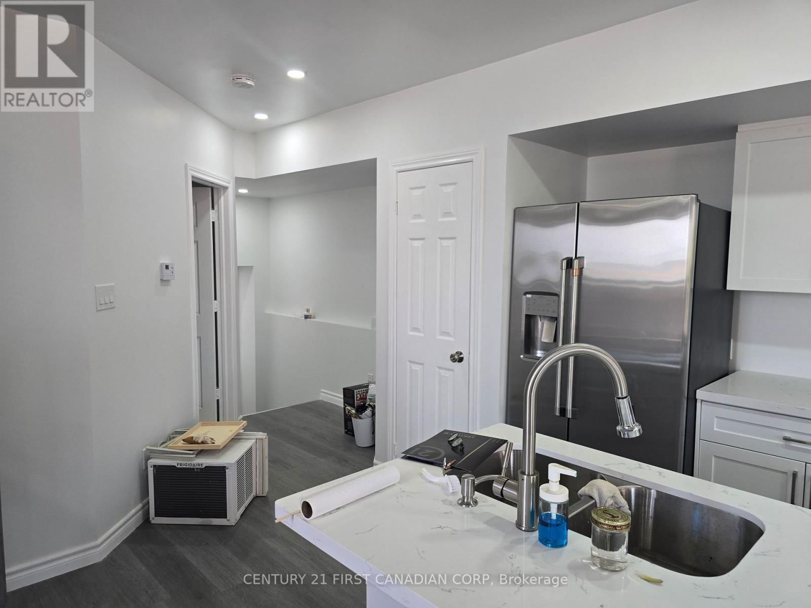 Upper - 387 MAITLAND STREET Image 3