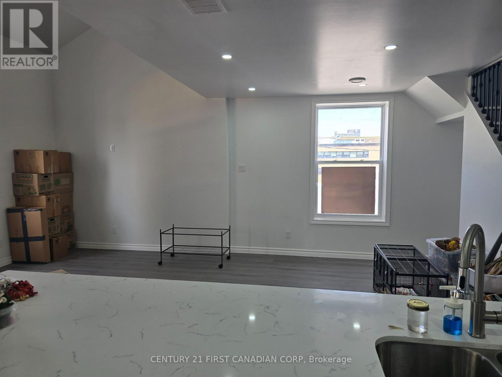 Upper - 387 MAITLAND STREET Image 4