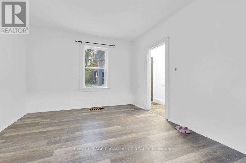 91 BRIDGE STREET WEST Image 13
