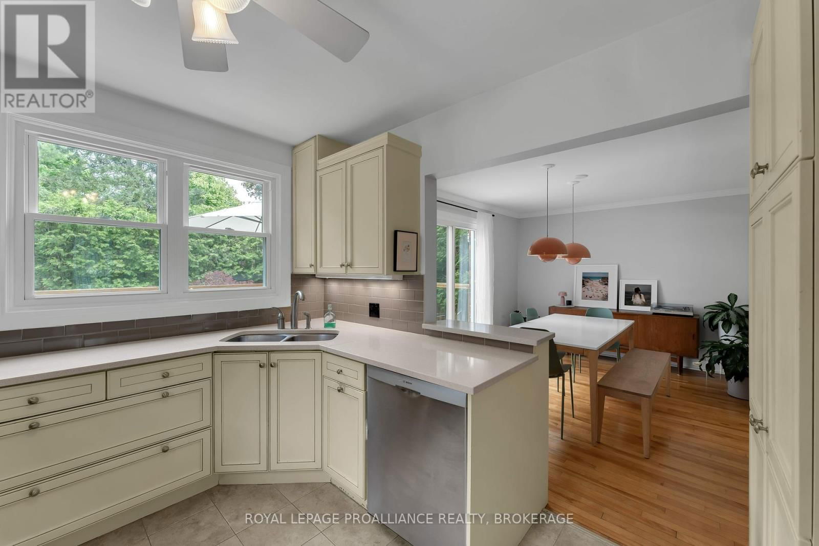295 COLLEGE STREET Image 9