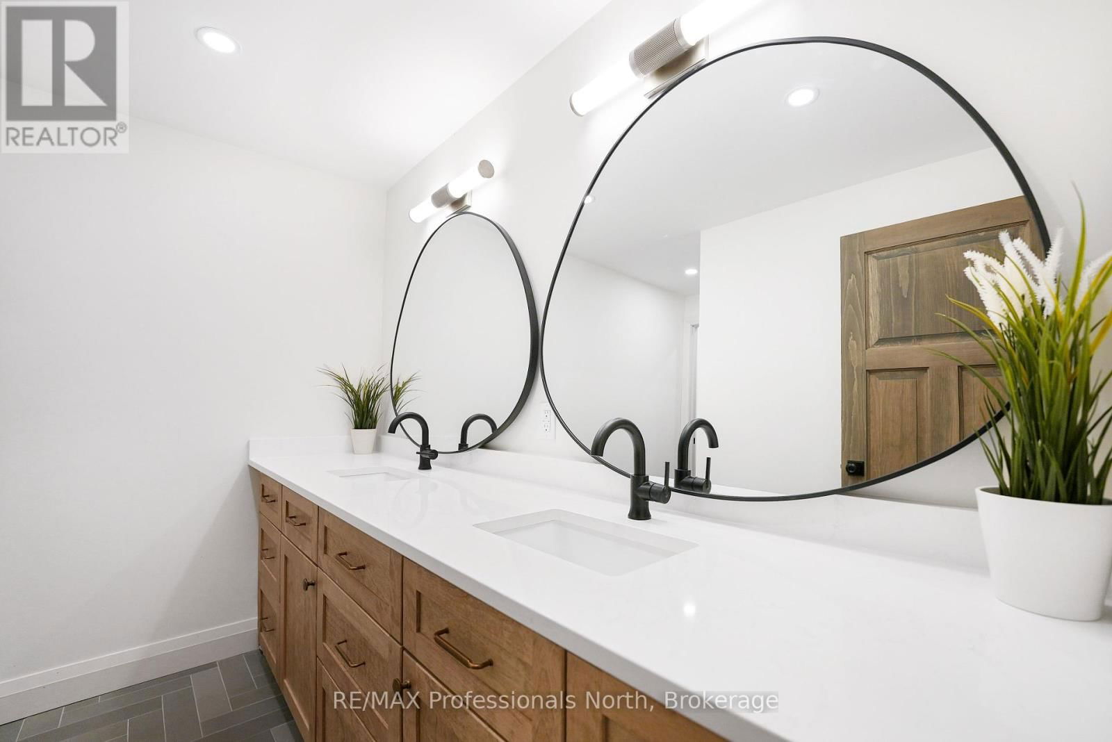 1041 MINAKI LANE Image 27