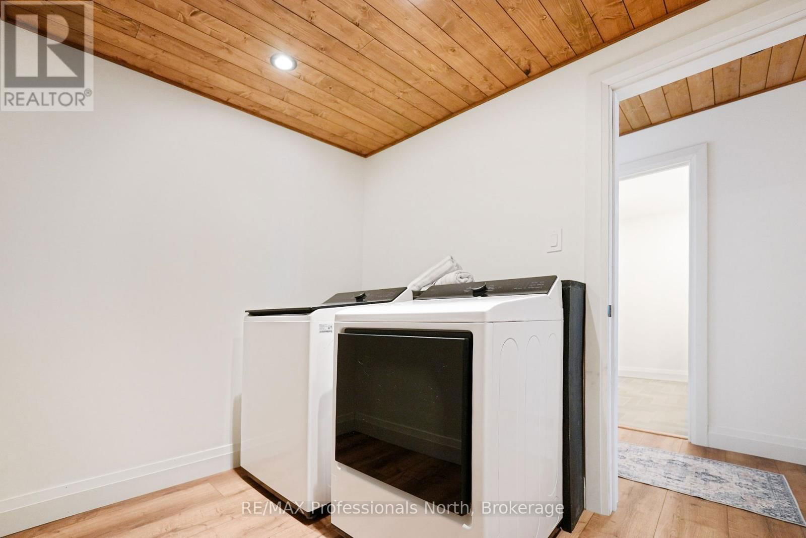 1041 MINAKI LANE Image 29