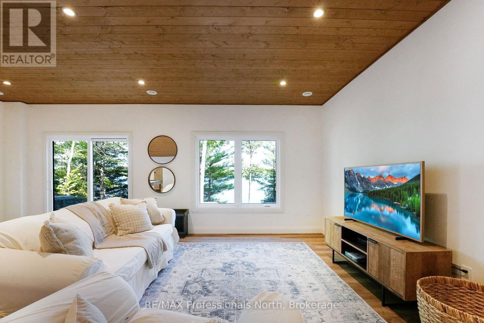 1041 MINAKI LANE Image 34