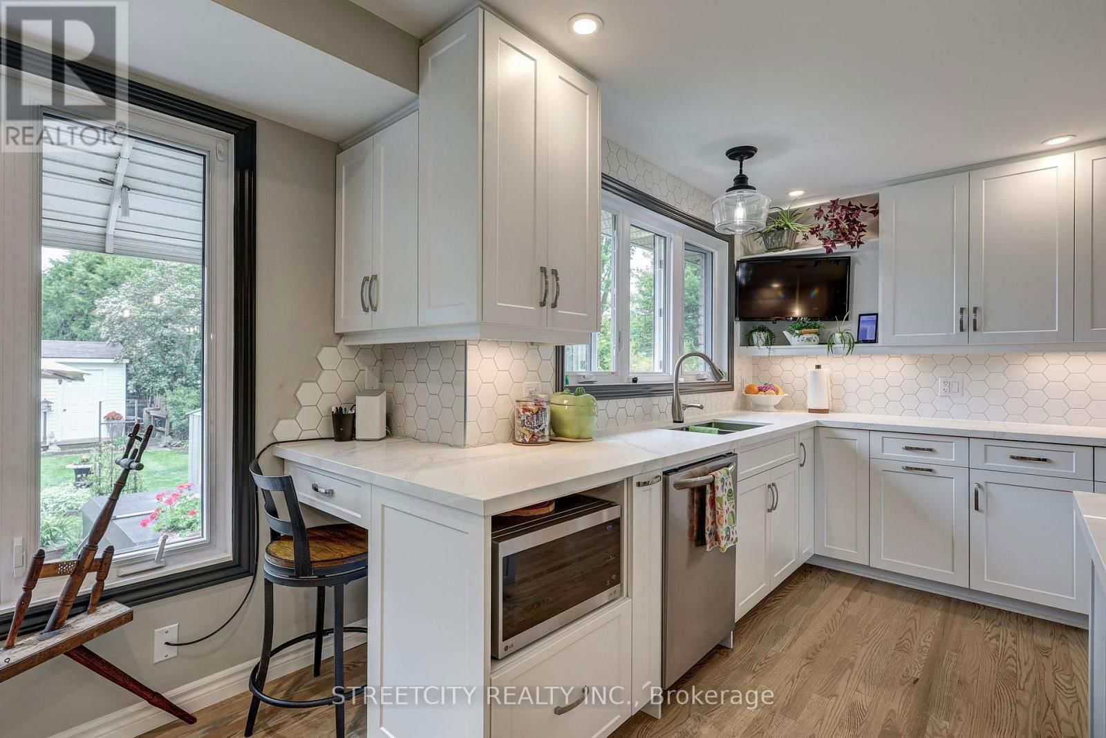 531 ELM STREET Image 17