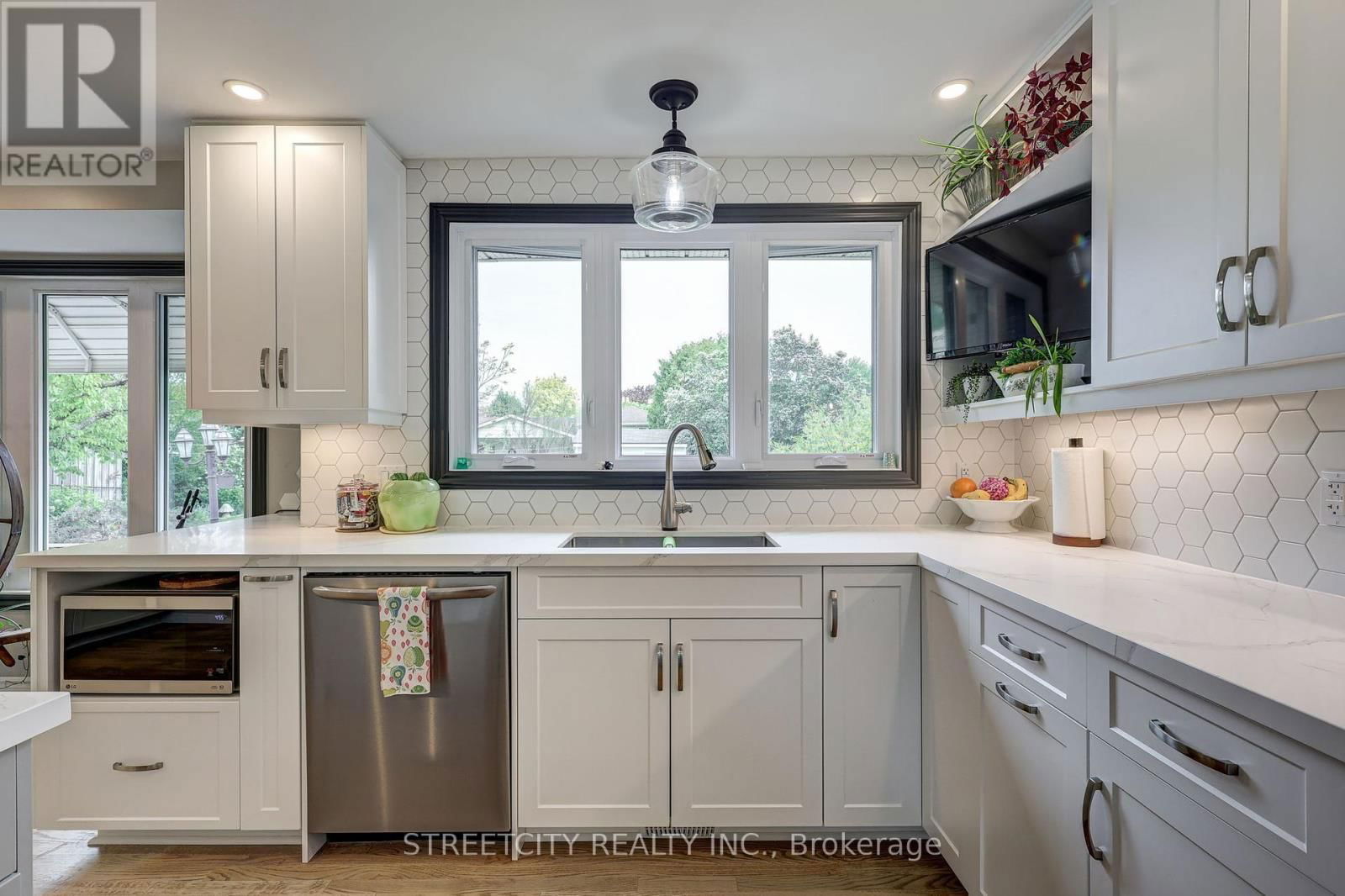 531 ELM STREET Image 18