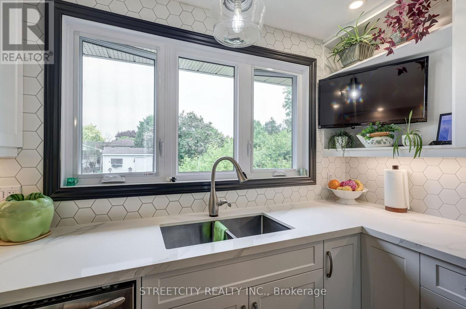 531 ELM STREET Image 19