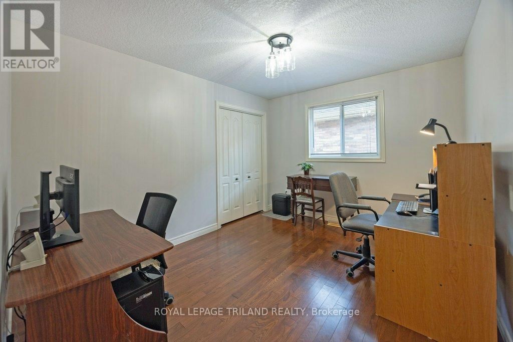 106 HAGERMAN CRESCENT Image 22