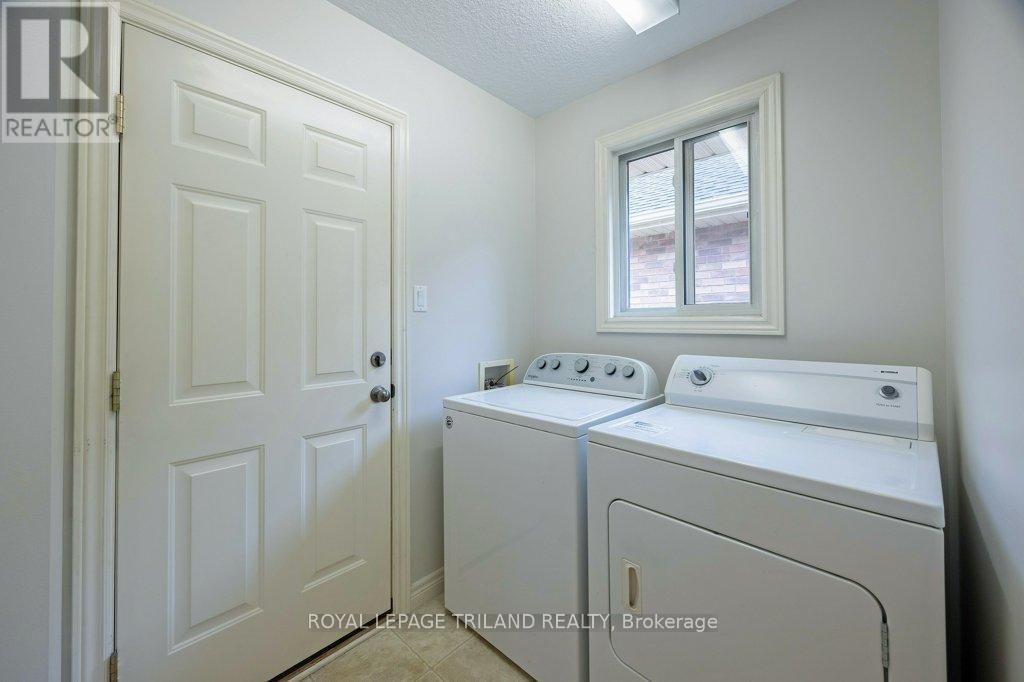 106 HAGERMAN CRESCENT Image 23