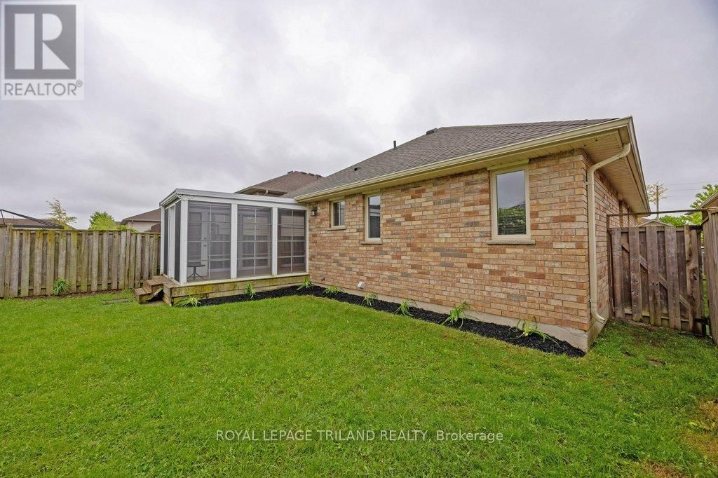 106 HAGERMAN CRESCENT Image 35