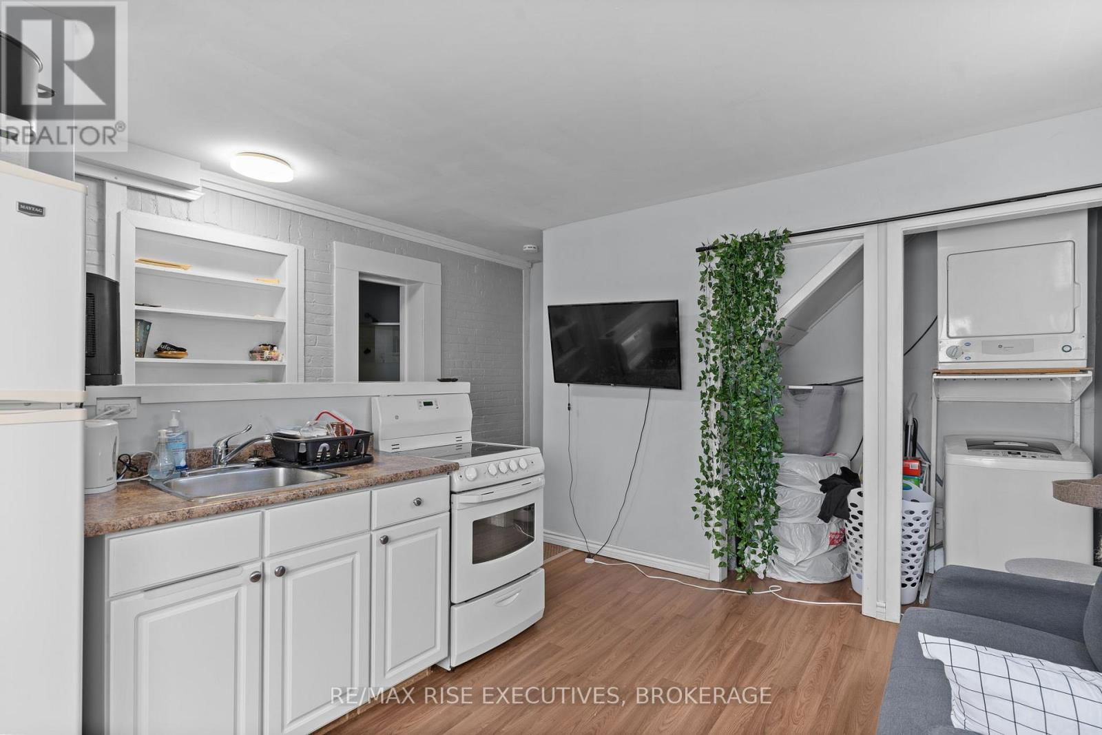 341 DIVISION STREET Image 18
