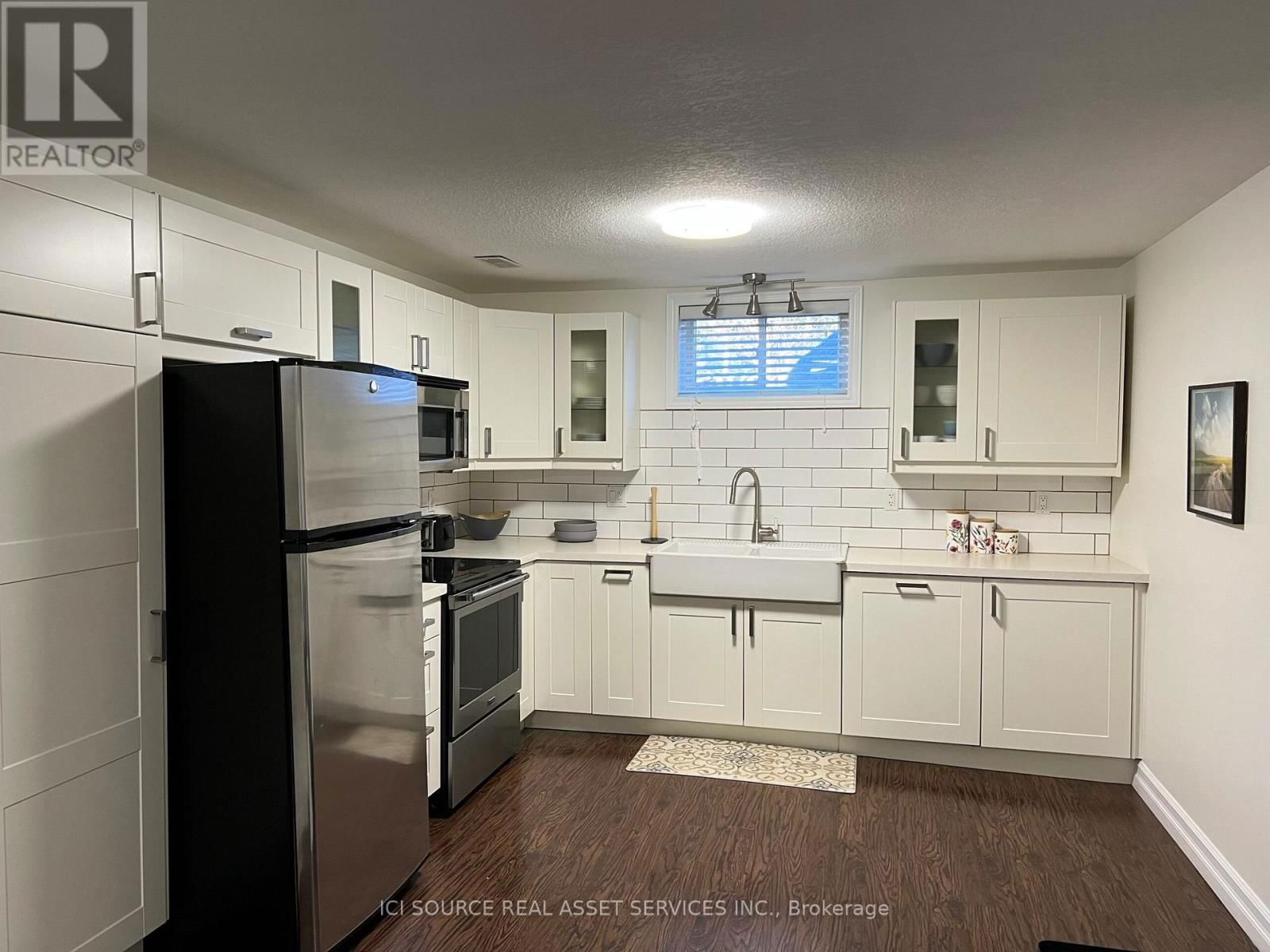 Lower Unit - 27 BRENLYN COURT Image 3