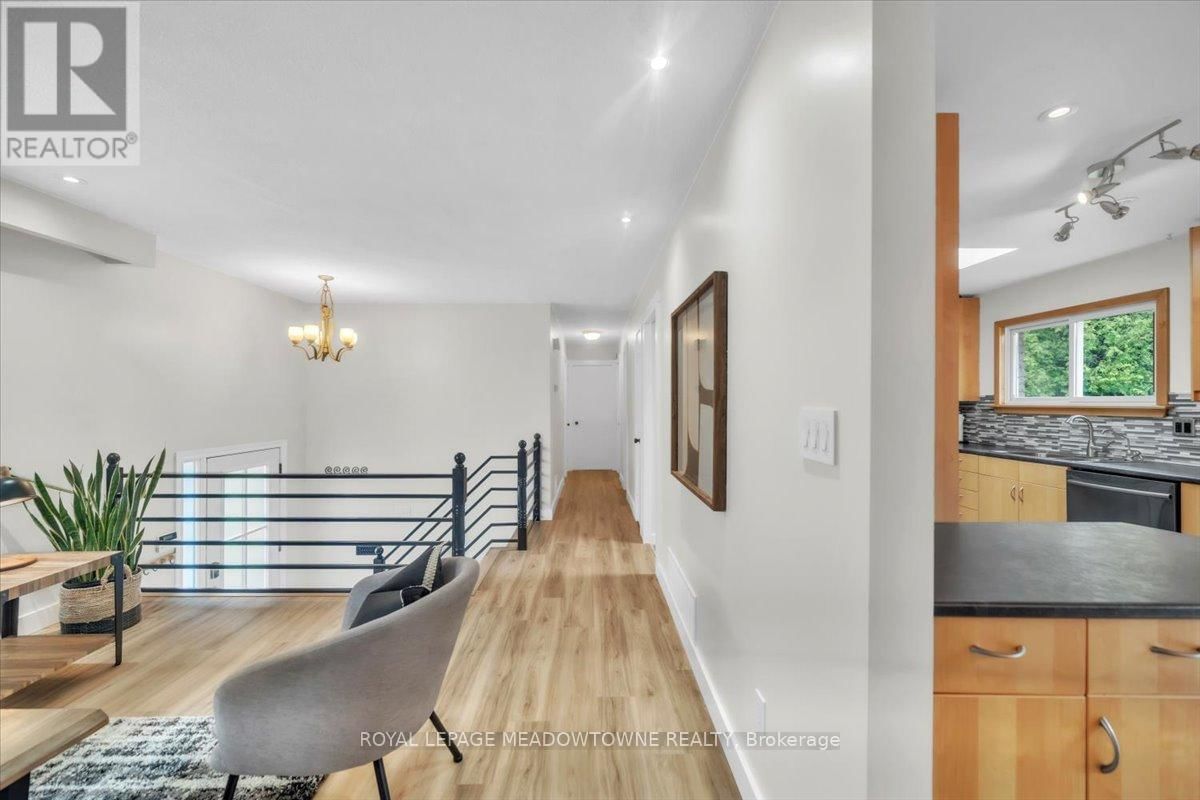 32 DOUGLAS CRESCENT Image 11