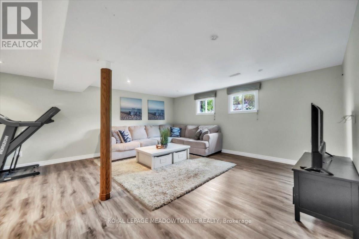 32 DOUGLAS CRESCENT Image 18