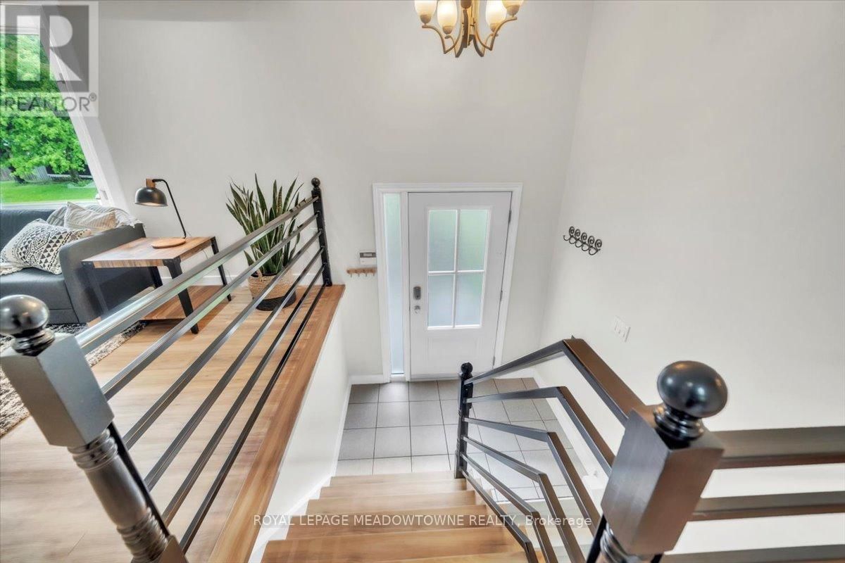 32 DOUGLAS CRESCENT Image 3