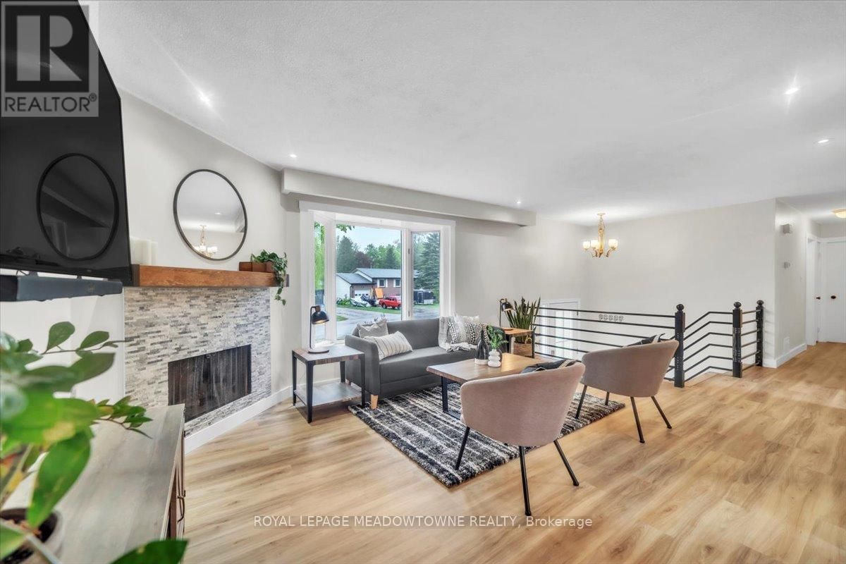 32 DOUGLAS CRESCENT Image 4
