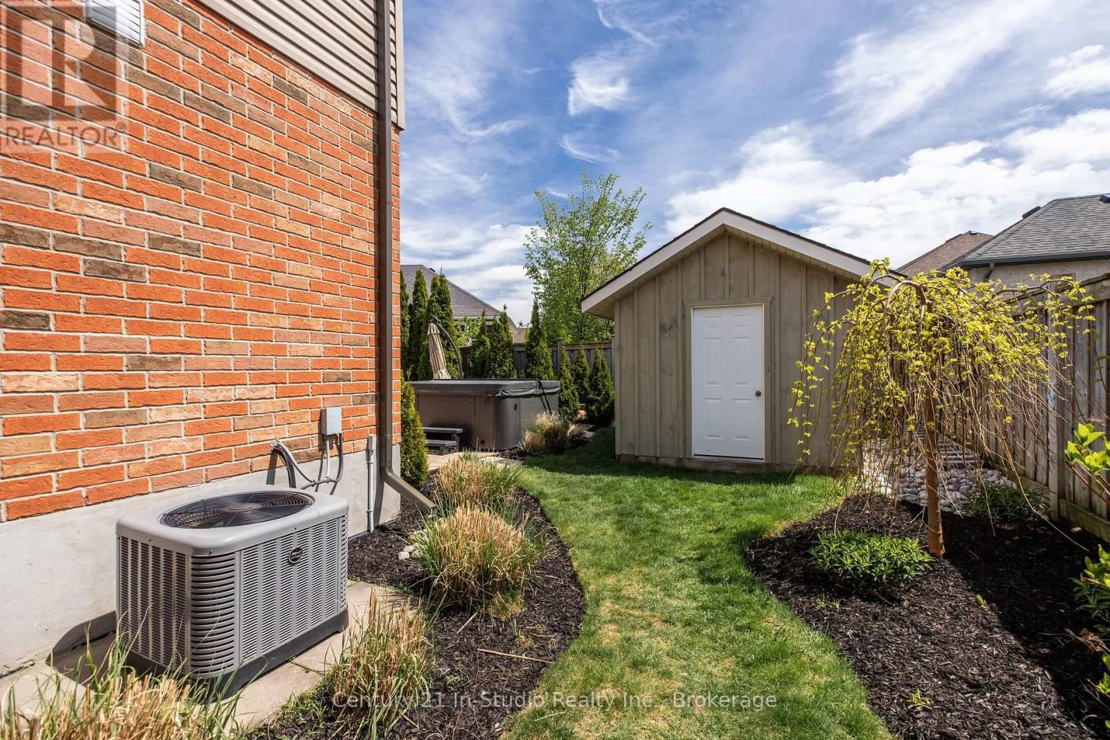 898 SUMPTON STREET Image 10