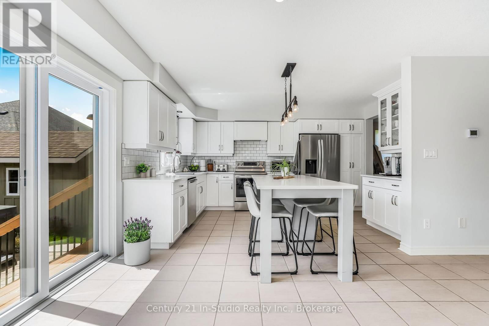 898 SUMPTON STREET Image 21