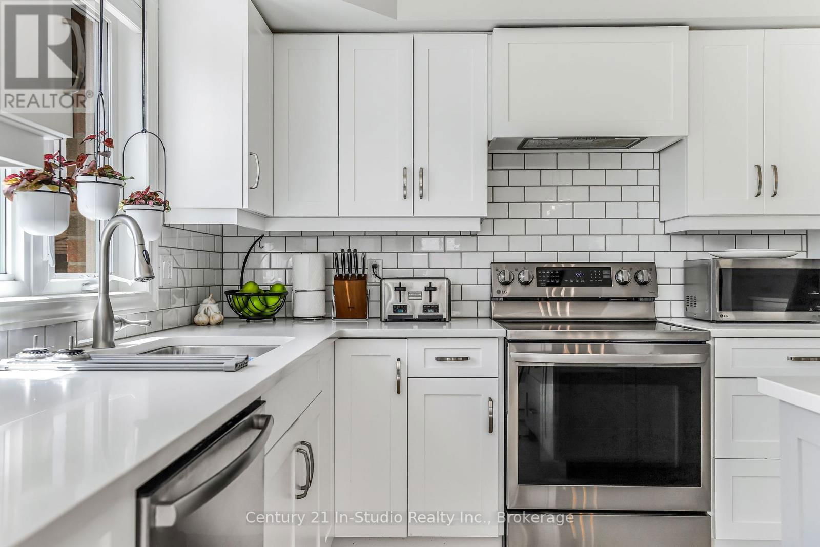 898 SUMPTON STREET Image 23