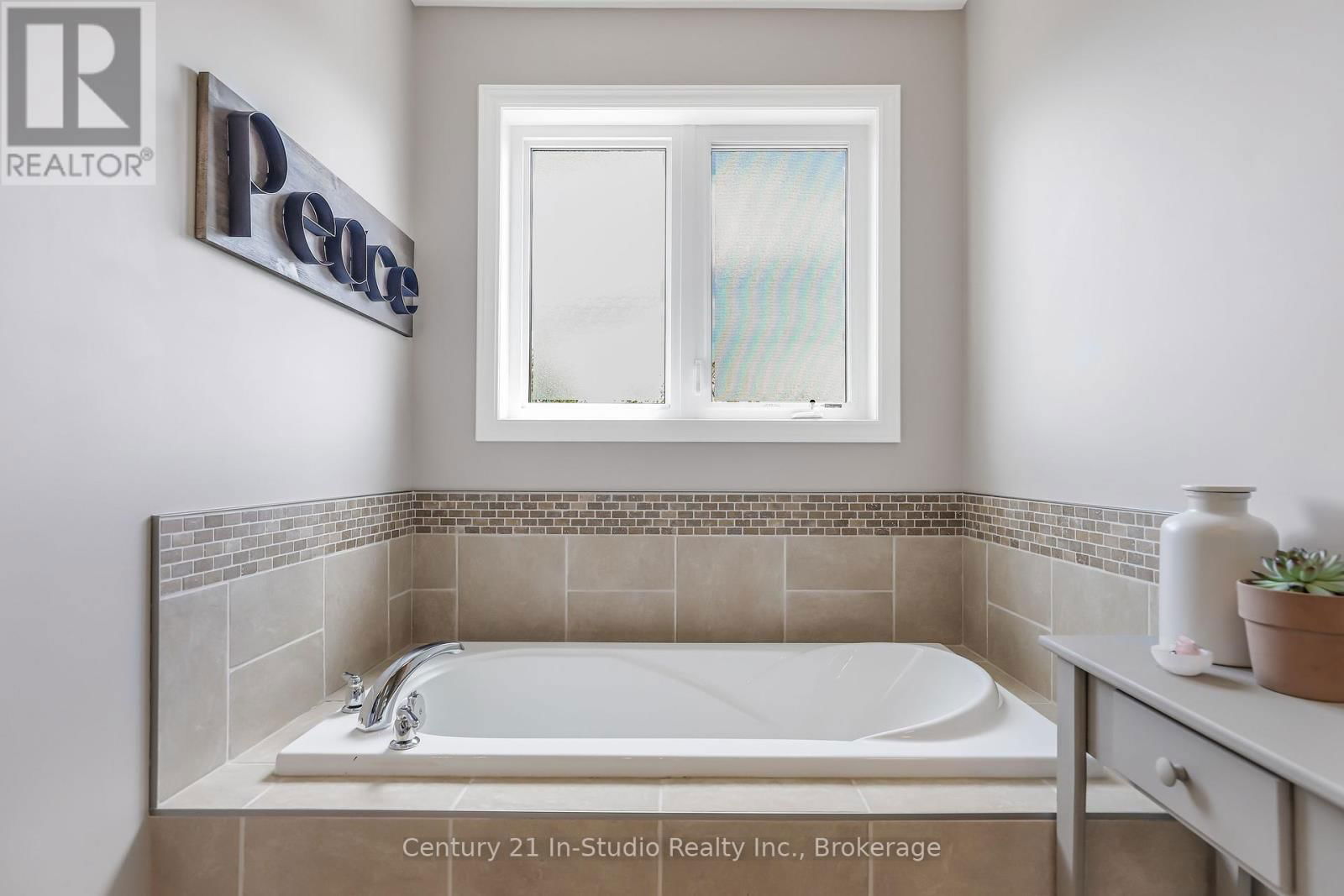 898 SUMPTON STREET Image 32