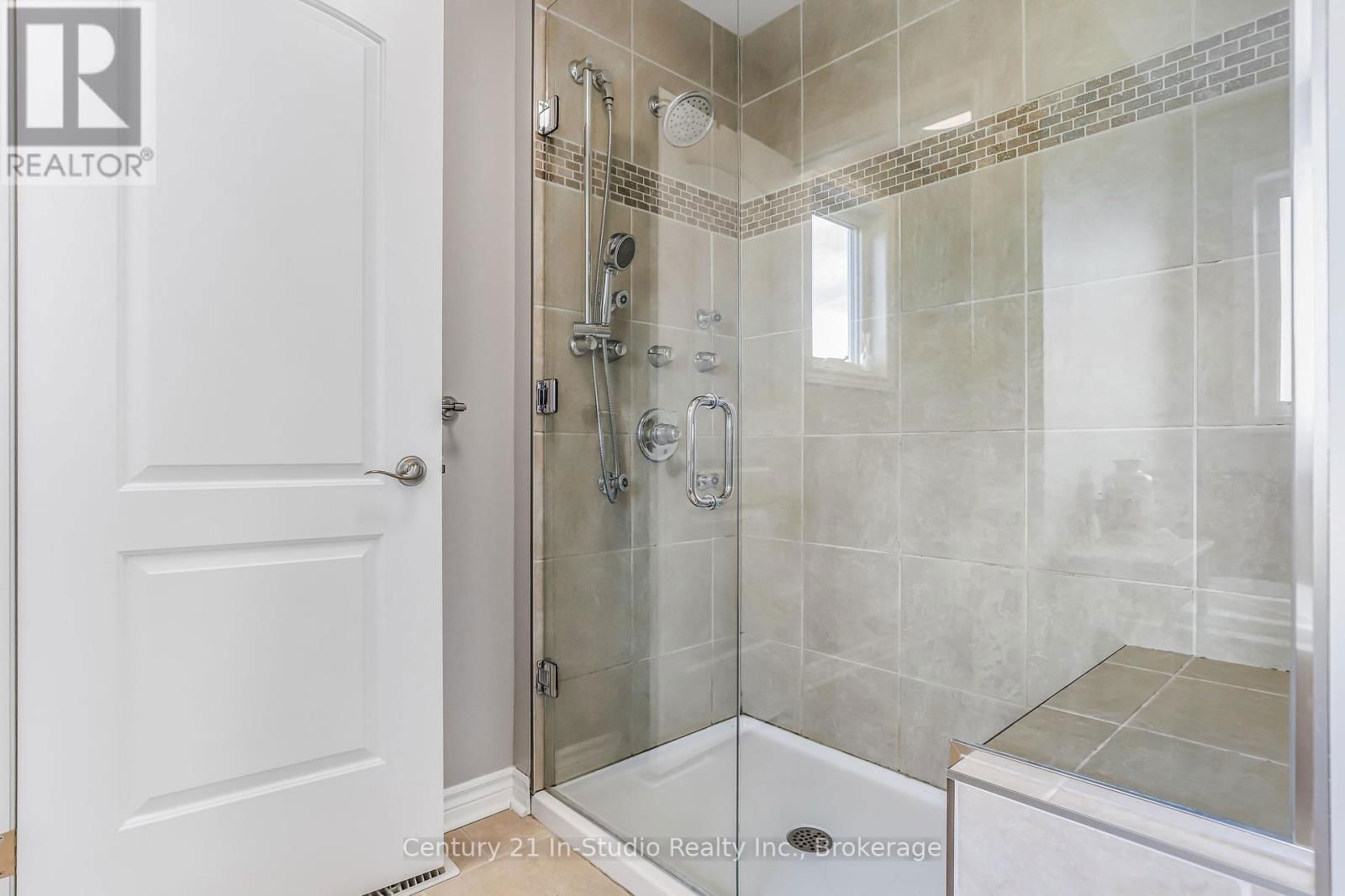 898 SUMPTON STREET Image 33