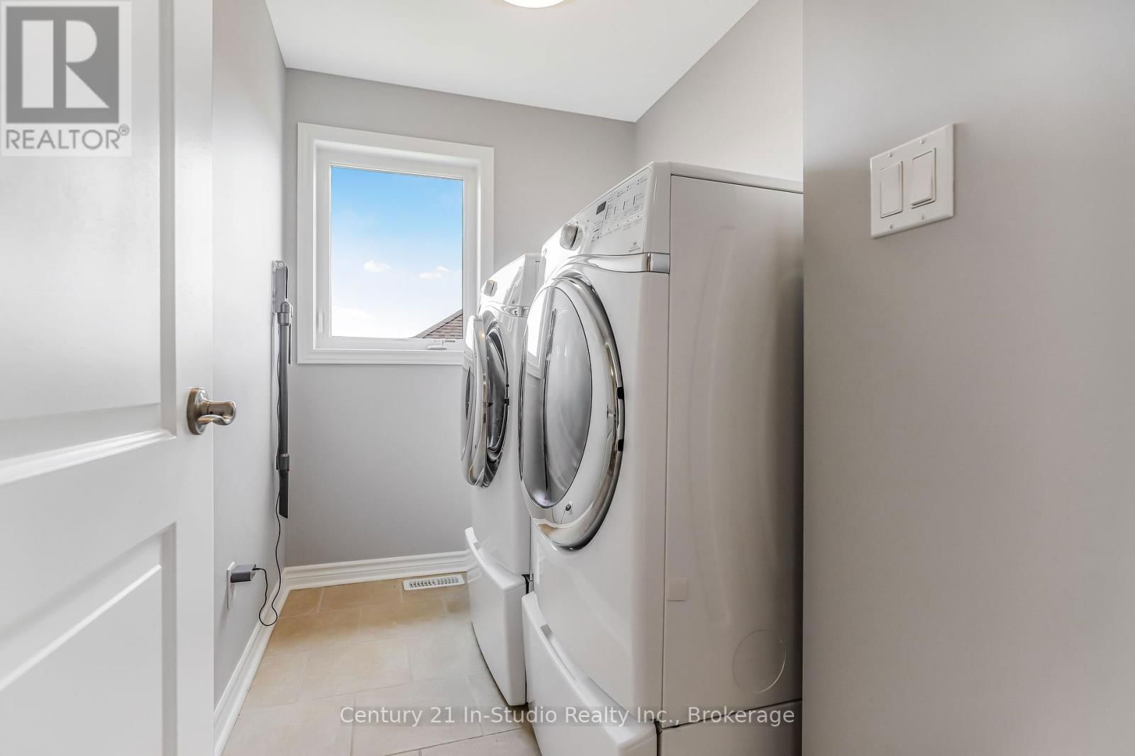 898 SUMPTON STREET Image 35