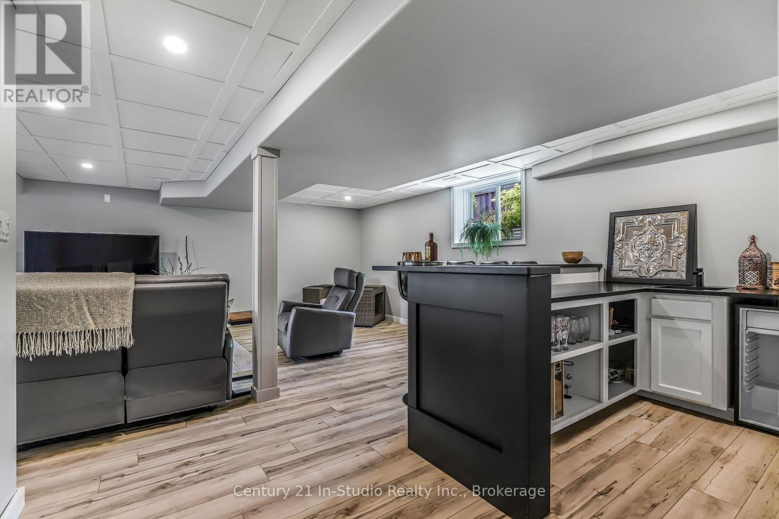 898 SUMPTON STREET Image 41