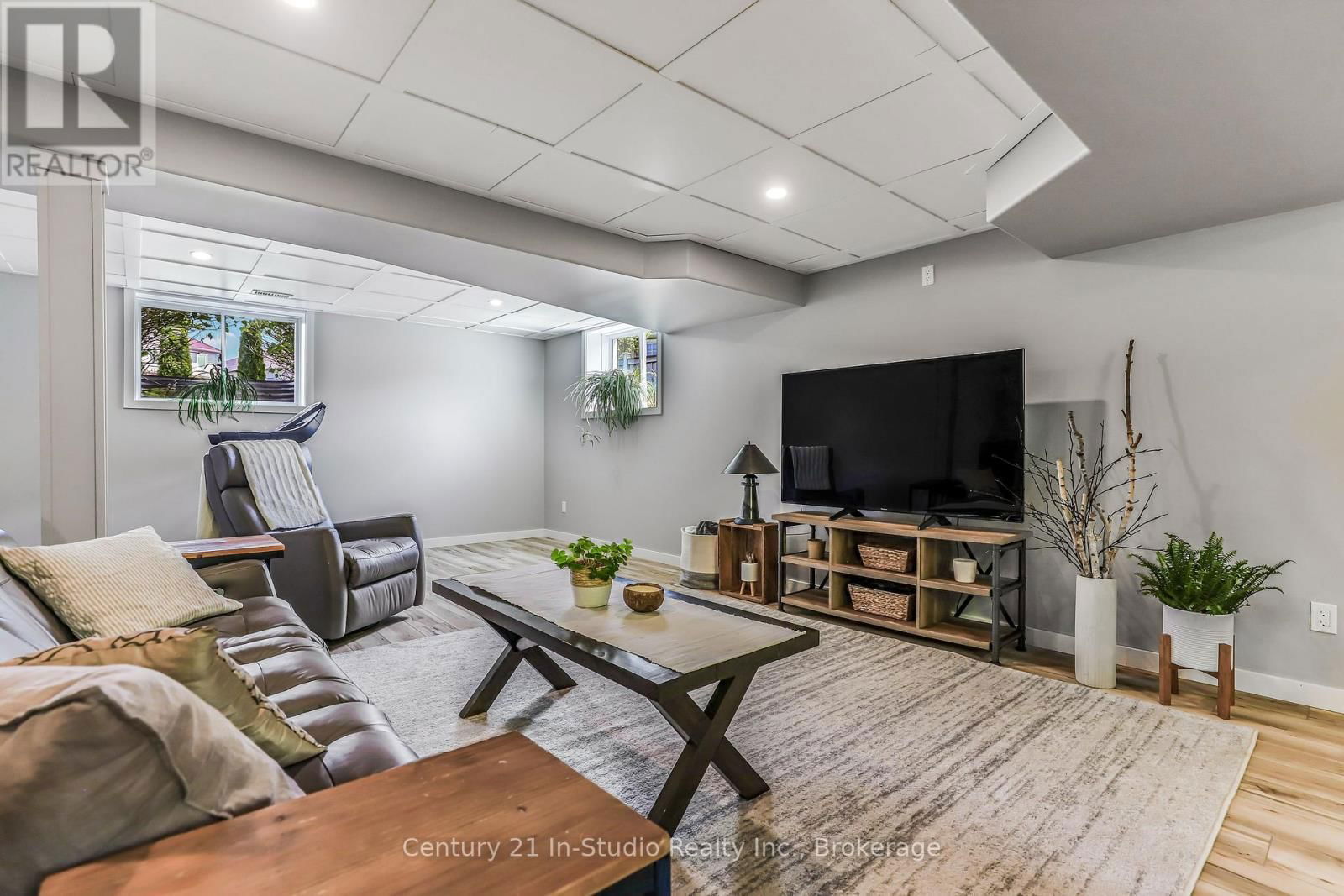 898 SUMPTON STREET Image 42