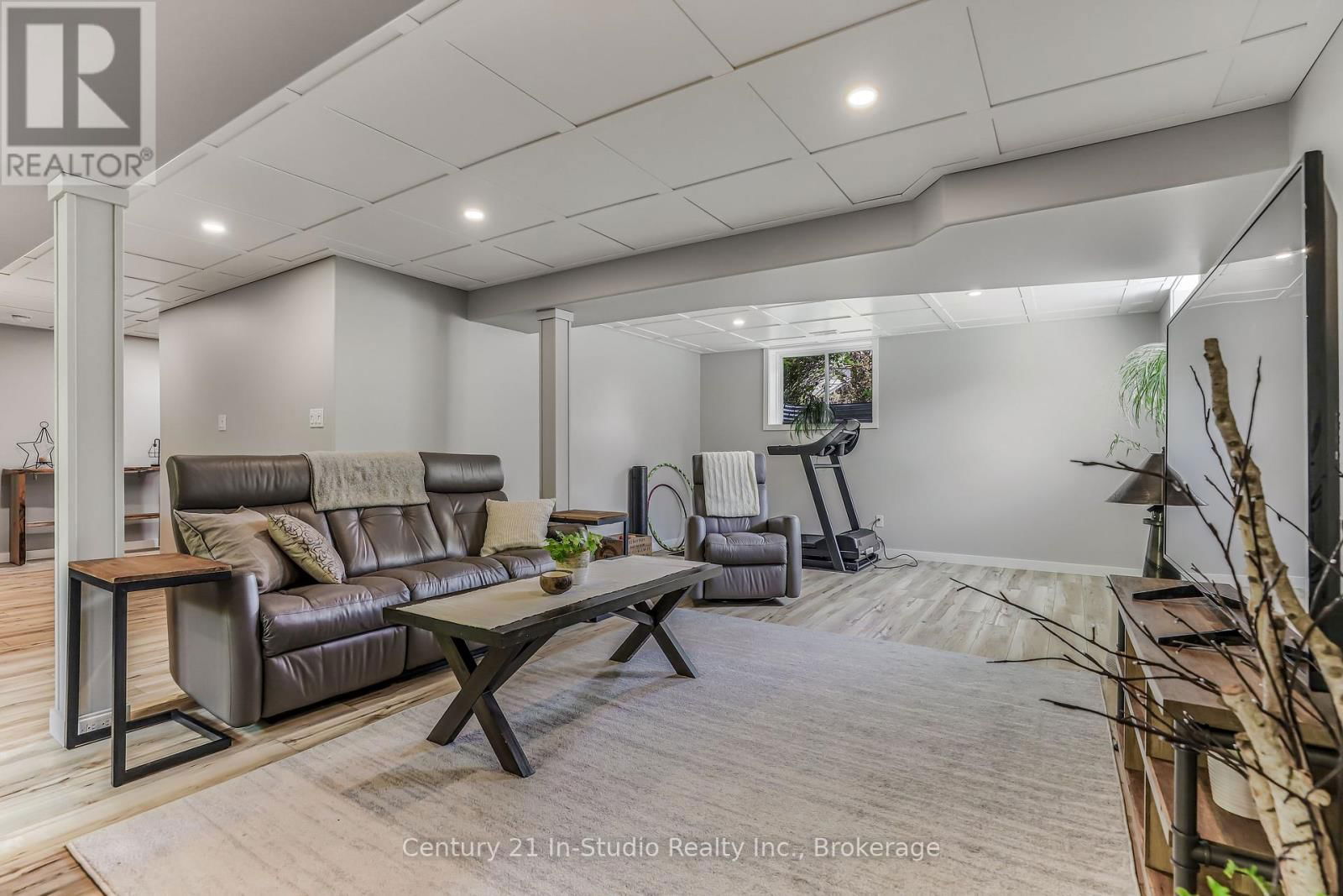 898 SUMPTON STREET Image 43