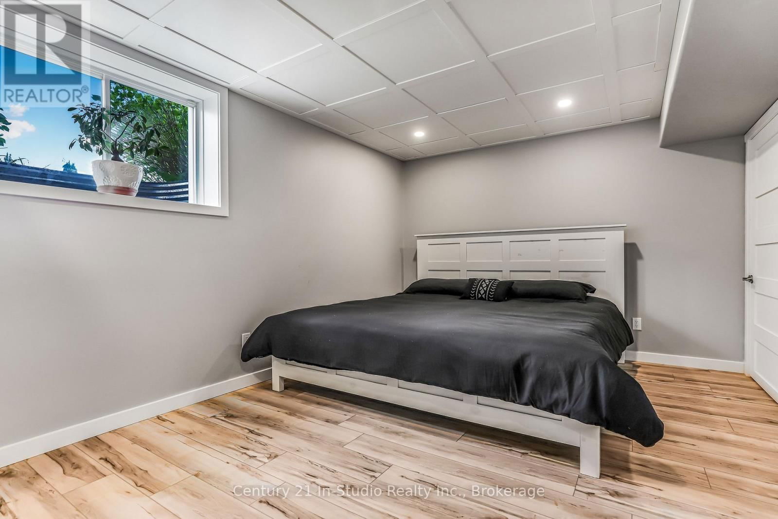 898 SUMPTON STREET Image 46