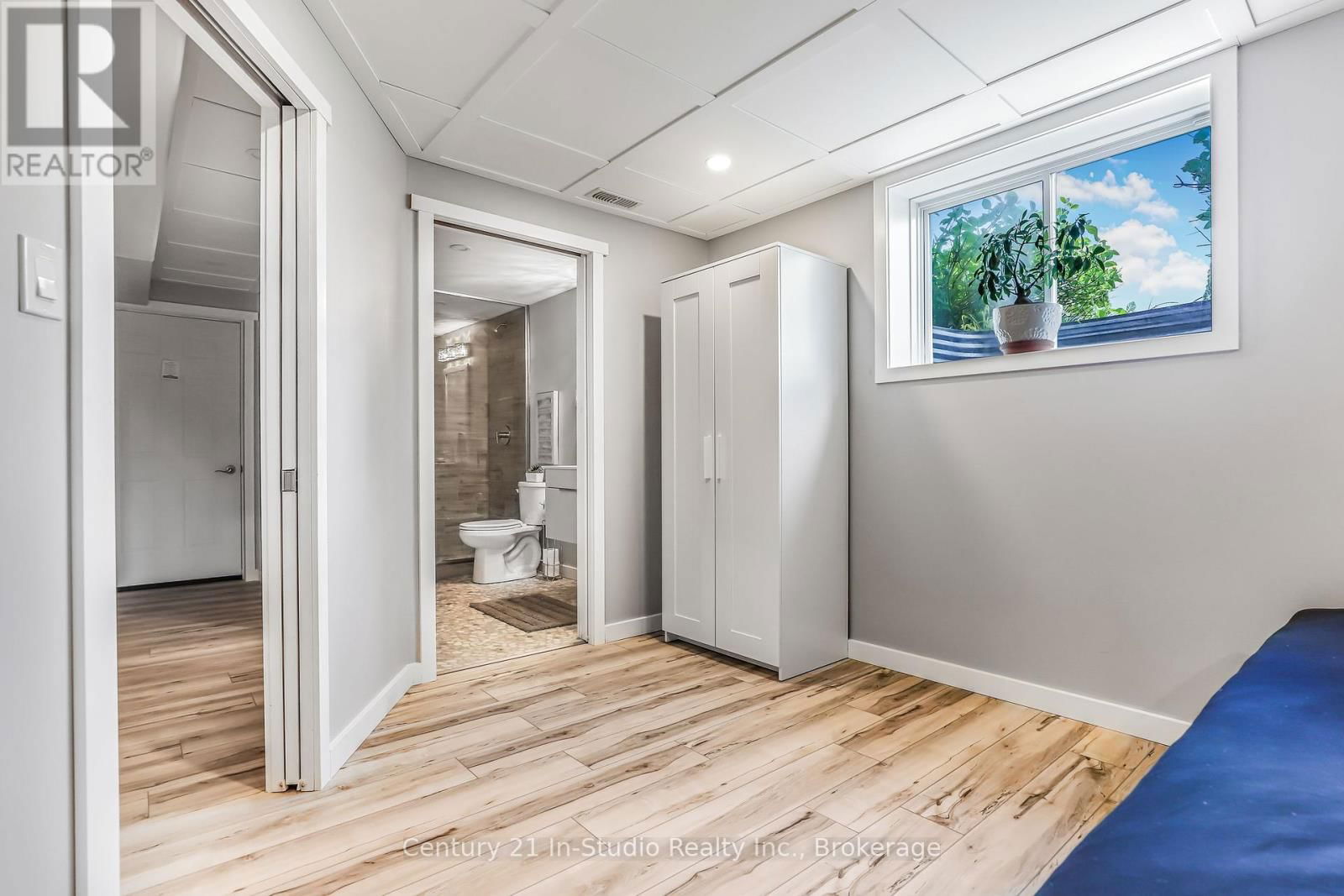 898 SUMPTON STREET Image 47