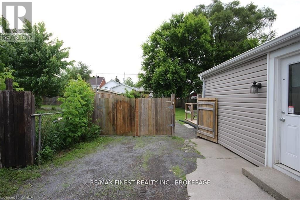 219 MONTREAL STREET Image 46
