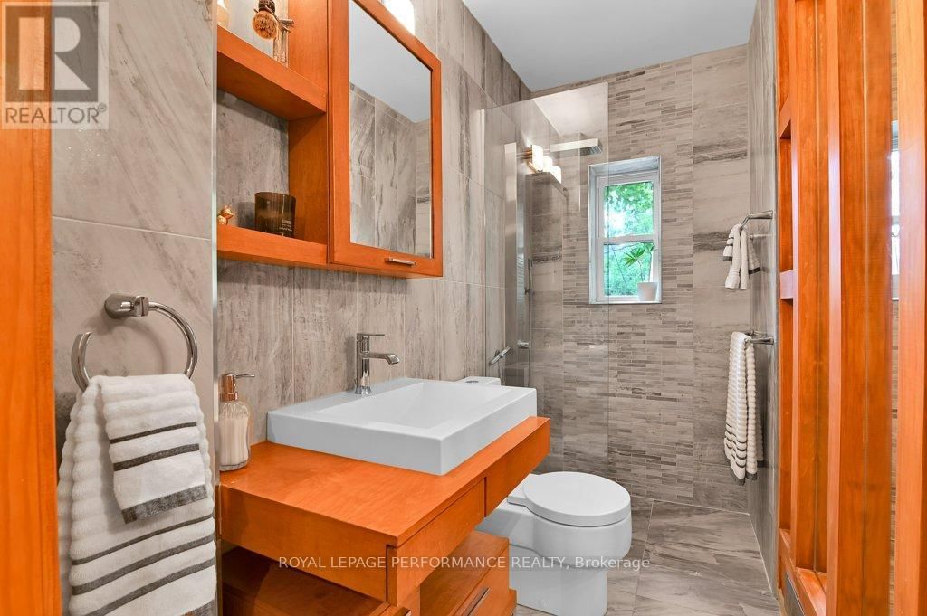 348 1/2 DALY AVENUE Image 17