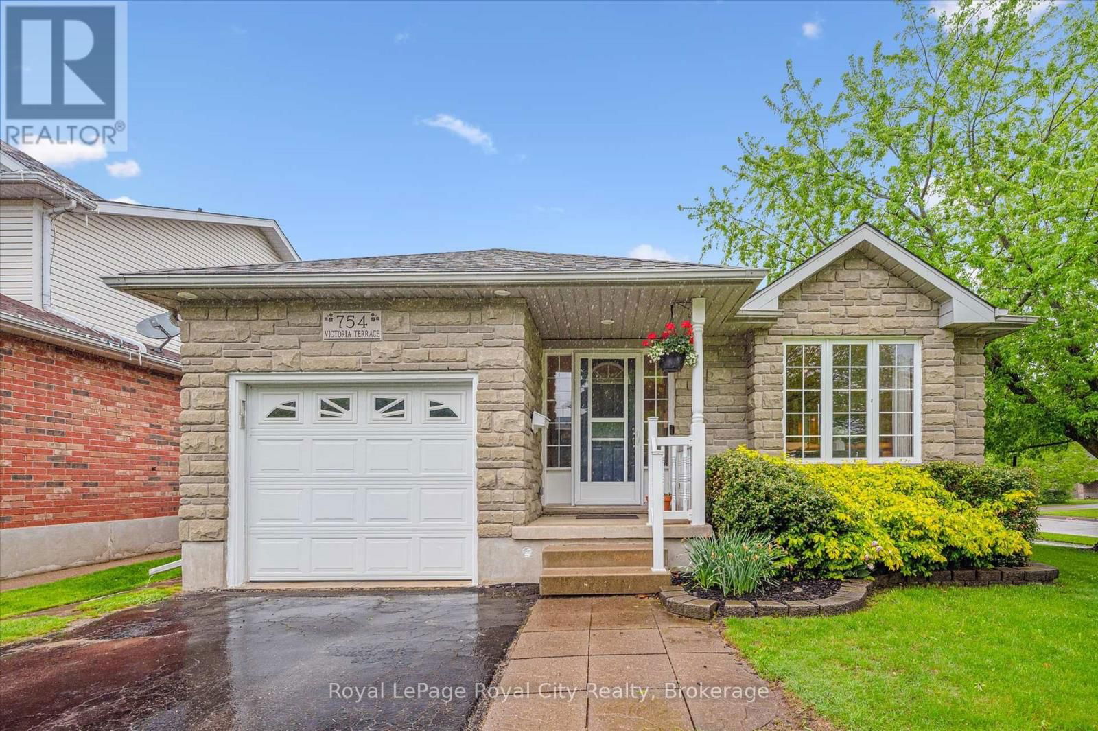 754 VICTORIA TERRACE Image 1