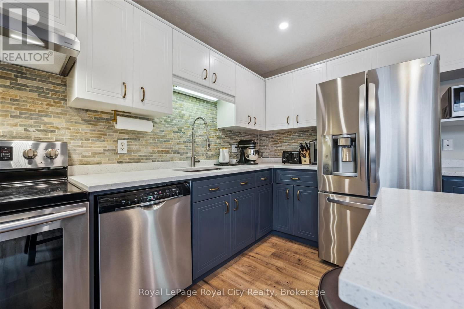 754 VICTORIA TERRACE Image 16
