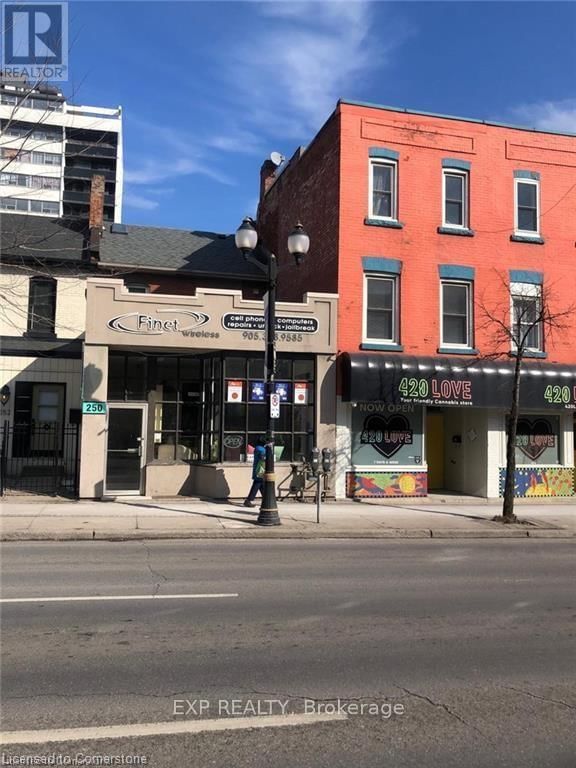 Bachelor - 250 KING STREET WEST Image 3