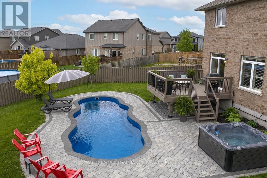 33 BUTTERNUT COURT Image 18