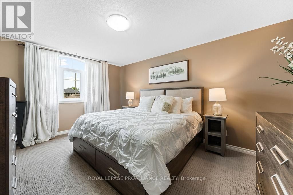 33 BUTTERNUT COURT Image 24
