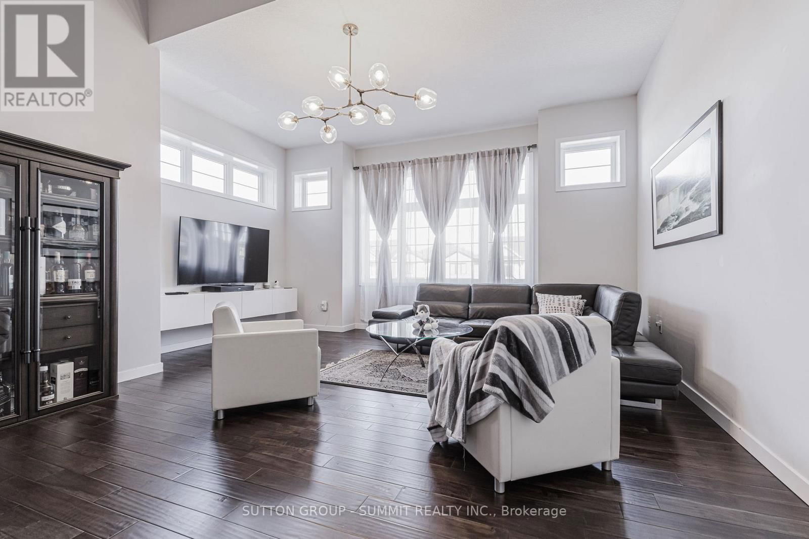 40 ALDGATE AVENUE Image 21