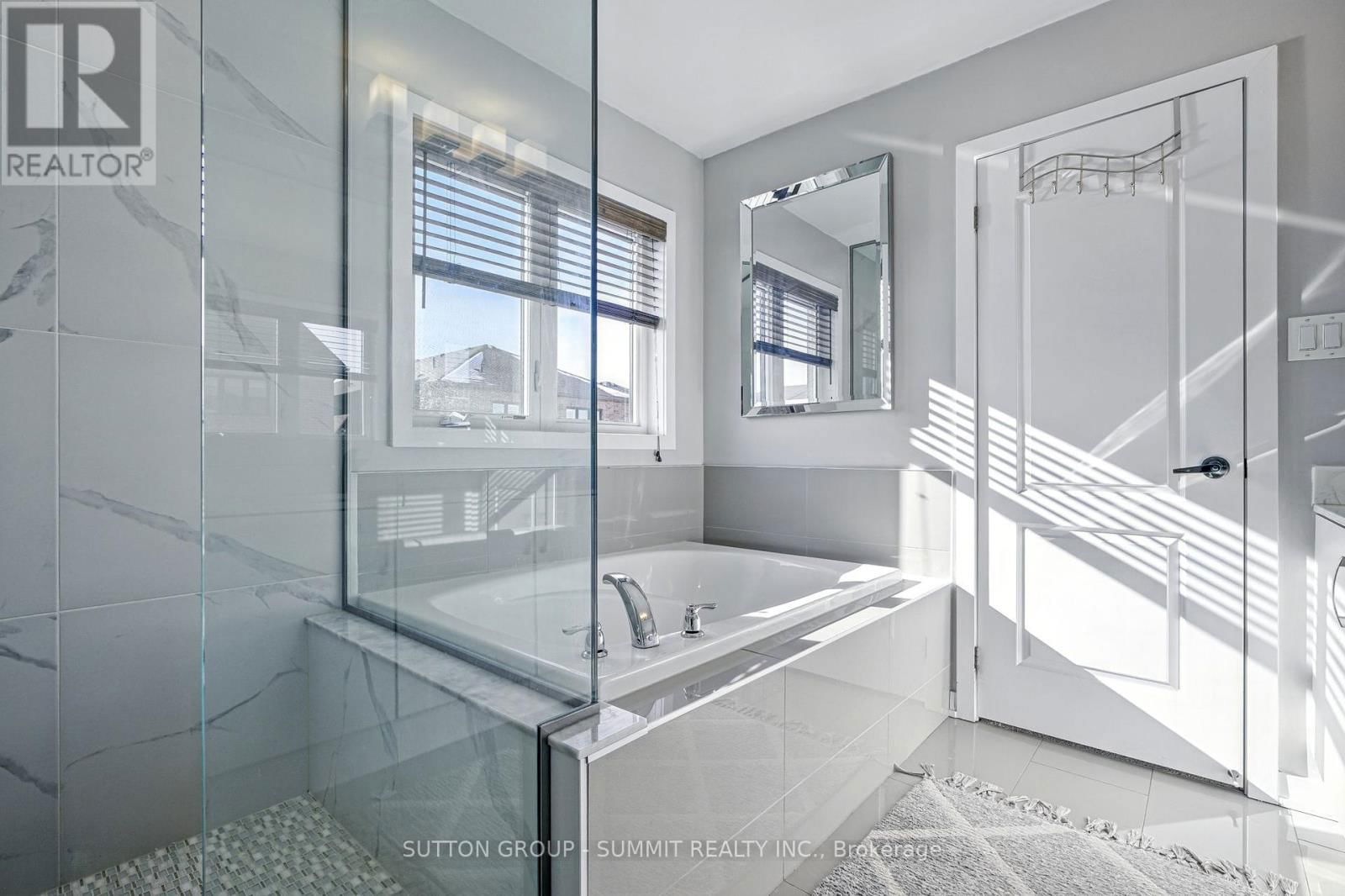 40 ALDGATE AVENUE Image 30