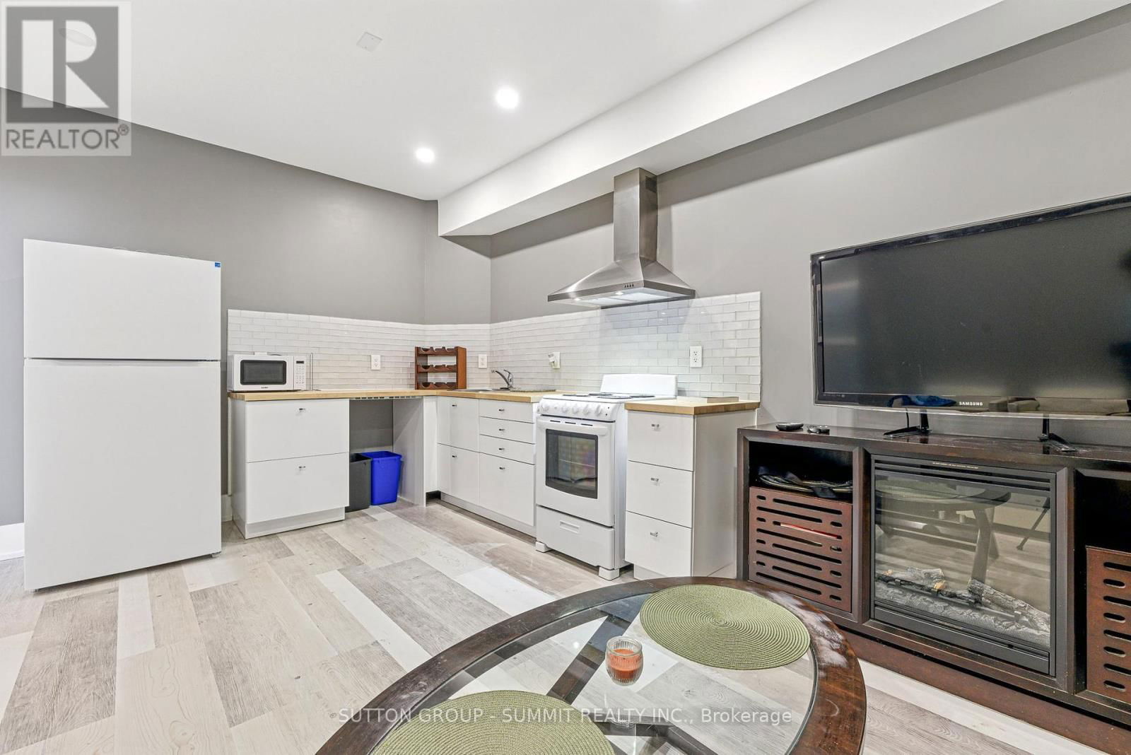 40 ALDGATE AVENUE Image 32
