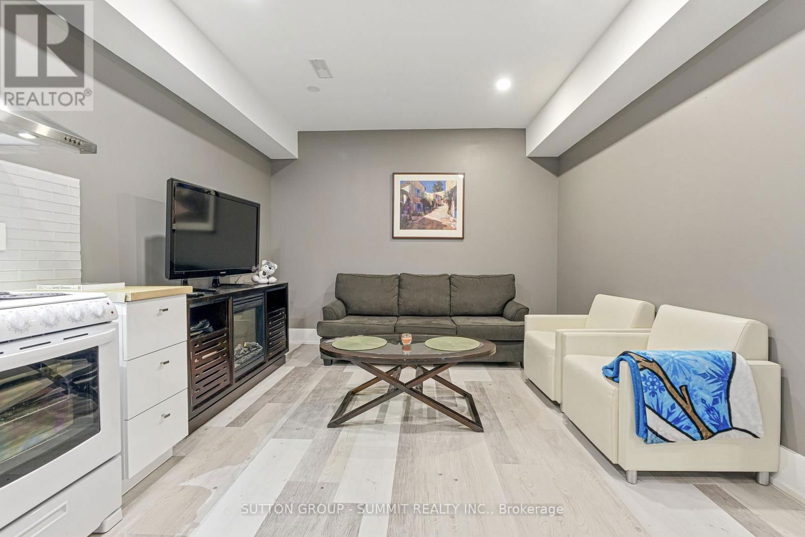 40 ALDGATE AVENUE Image 33