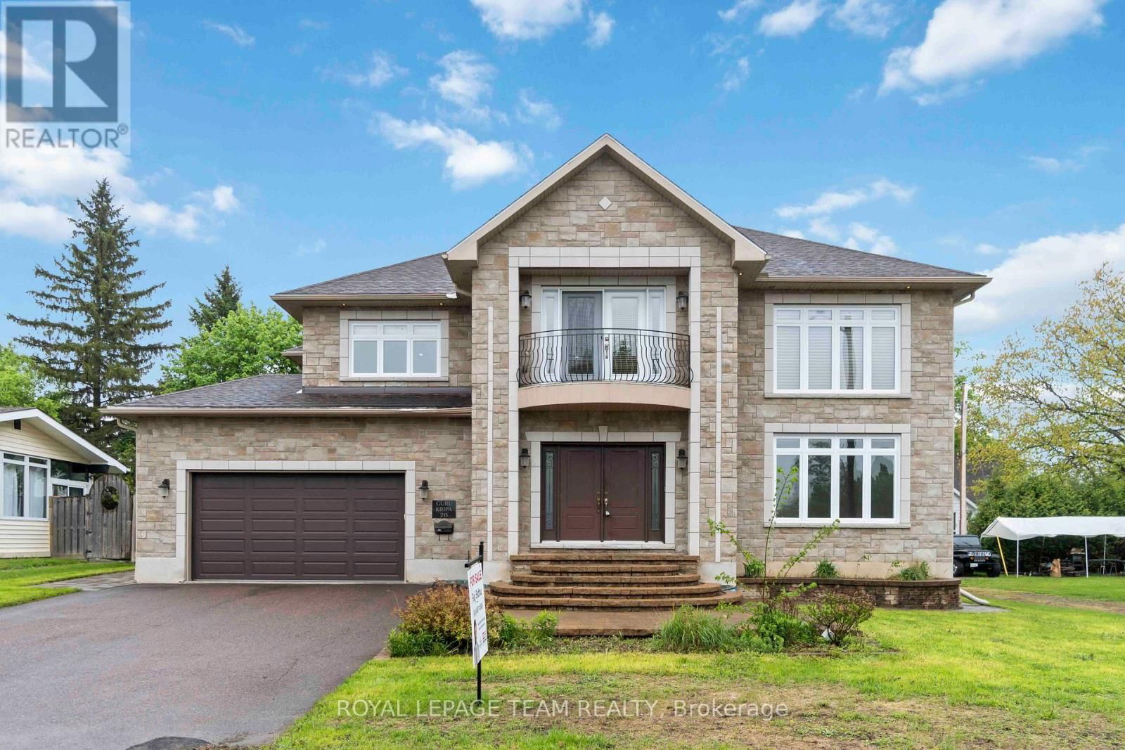 215 STEVENSON CRESCENT Image 1