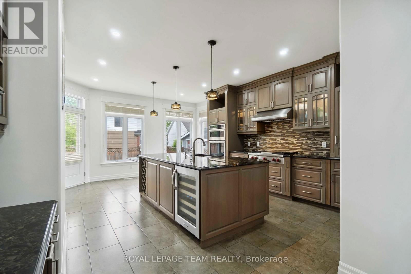 215 STEVENSON CRESCENT Image 11
